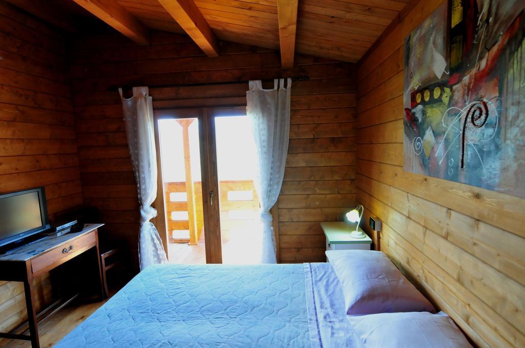 مبيت وإفطار Saracinesco Chalet Dei Parchi الغرفة الصورة