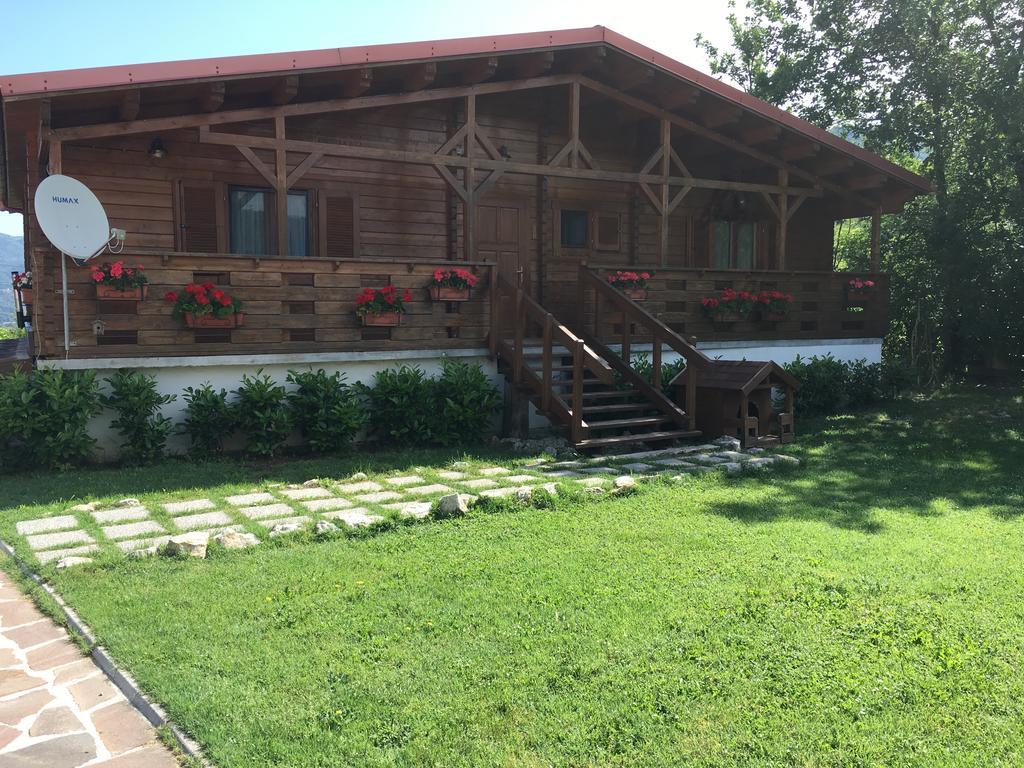 مبيت وإفطار Saracinesco Chalet Dei Parchi المظهر الخارجي الصورة